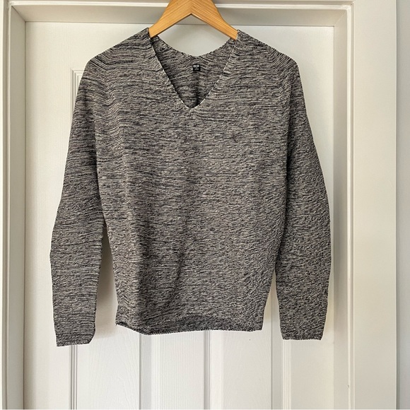 Uniqlo 3D Vneck knit - Picture 1 of 4